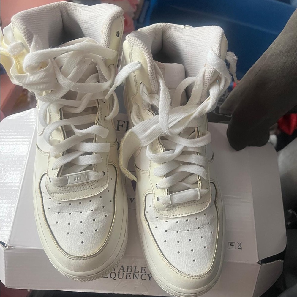 NIKE AIRFORCE . White High-Top Sneakers